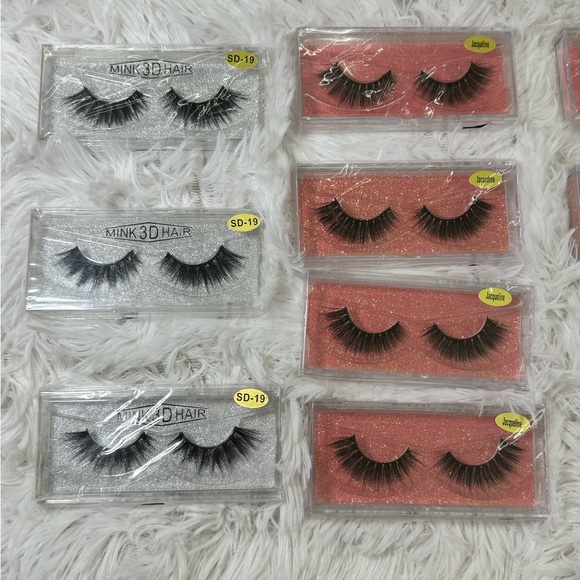 30 false Lashes - Picture 2 of 3